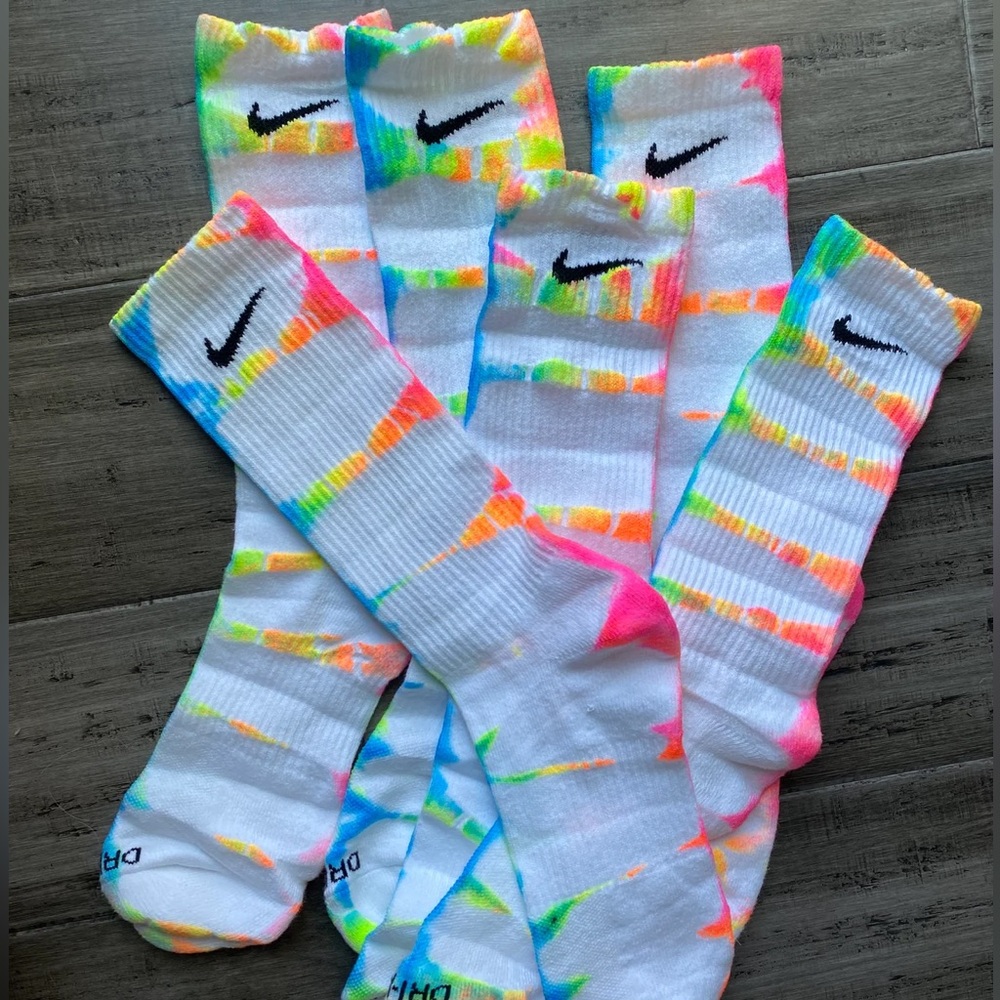 WHITE NIKE UNISEX CREW SOCKS
NEON RAINBOW COLOR TIE-DYE